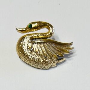 Vintage Swan Brooch, gold tone green emerald eye. Mint condition. Signed Gerry’s